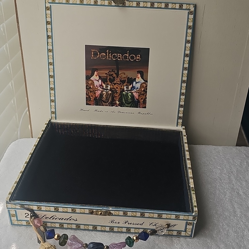Vintage Unique Delicados Dominican Republic Cigar Box With Beaded Handle EUC - Picture 5 of 15